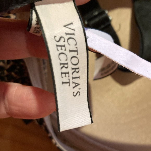 EUC Victoria’s Secret leopard print bra - Picture 3 of 7